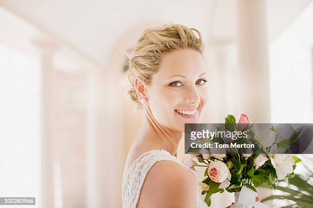 sorridente sposa con bouquet - sposa foto e immagini stock