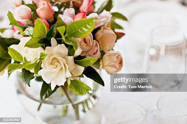 close up of bridal bouquet - wedding table setting stockfoto's en -beelden