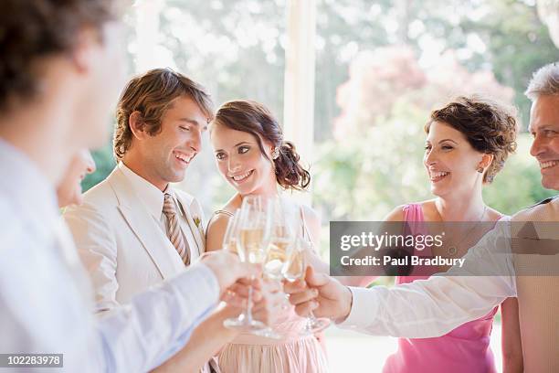 brindis los huéspedes con champán en una recepción de bodas - invitado de boda fotografías e imágenes de stock