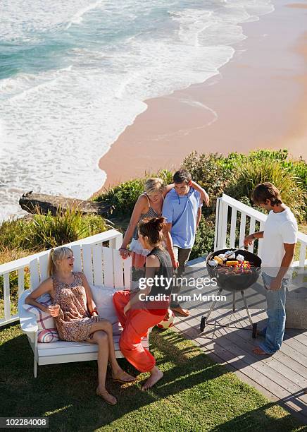 freunde barbecuing - australian beaches stock-fotos und bilder