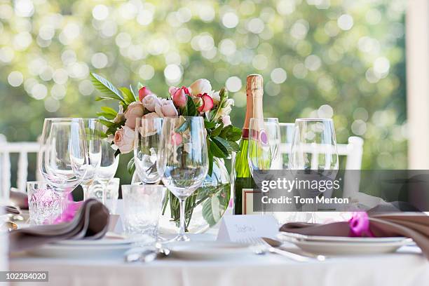 close up of wedding reception place setting - gedekte tafel stockfoto's en -beelden