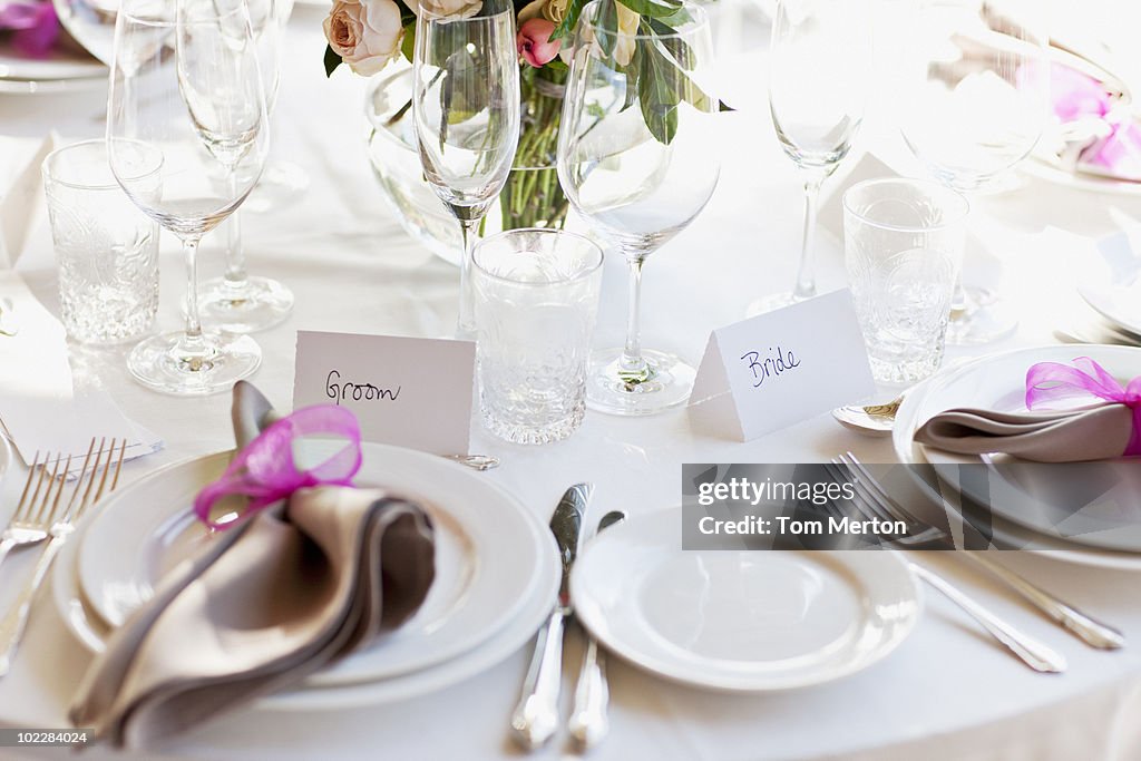 Gros plan de table dressée pour une réception de mariage