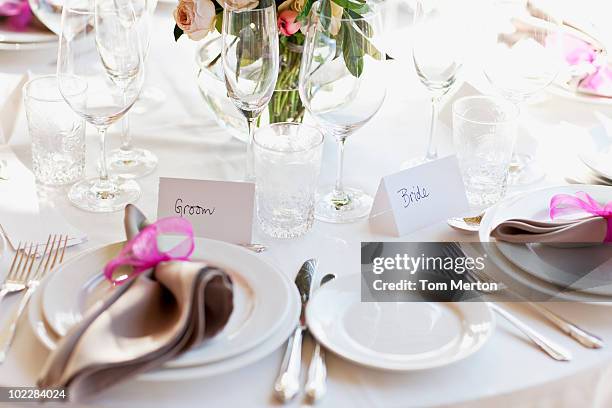 plano aproximado de pôr a mesa de recepção de casamento - wedding table setting imagens e fotografias de stock