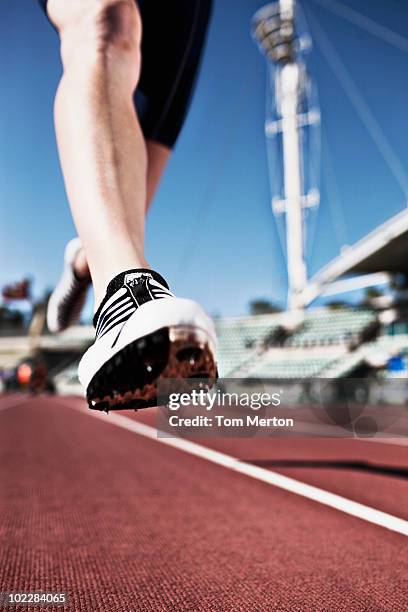 runner running on track - spikskor för löpning bildbanksfoton och bilder