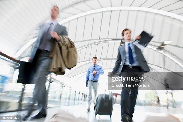 uomini d'affari in fretta stazione ferroviaria - sydney airport foto e immagini stock