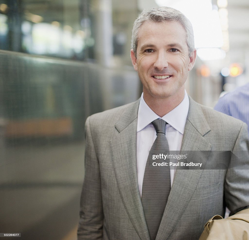 Homme d'affaires souriant