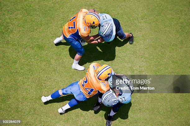 football players playing football - american football lineman stockfoto's en -beelden