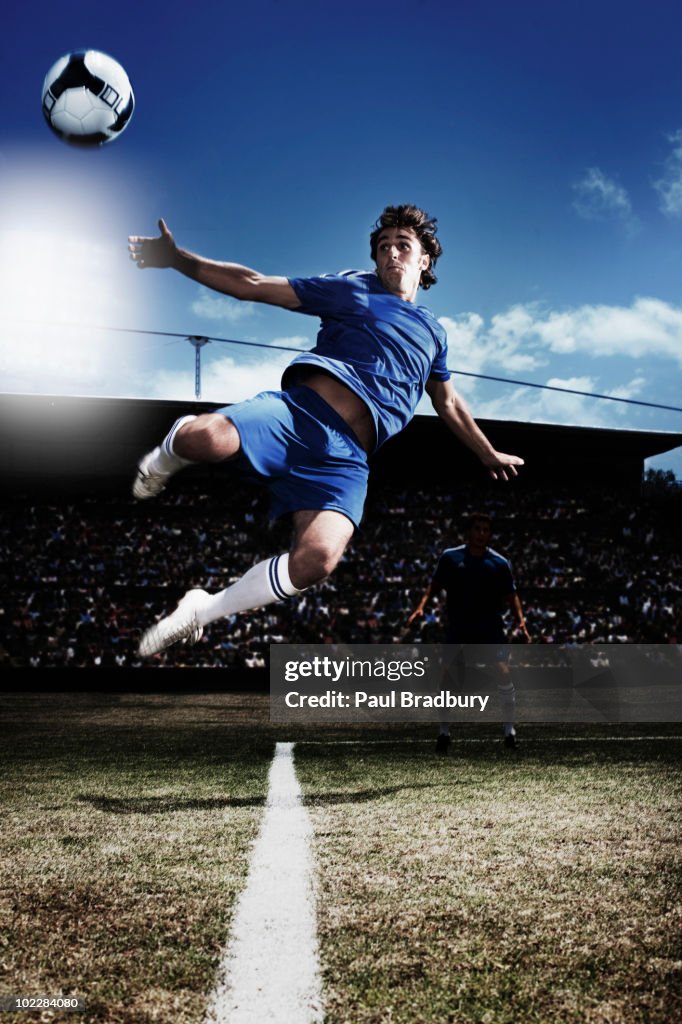 Football joueur shootant dans un ballon de football