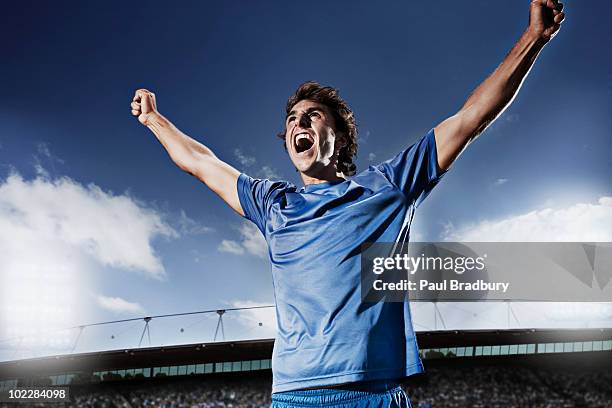 jogador de futebol a celebrar - exhilaration imagens e fotografias de stock