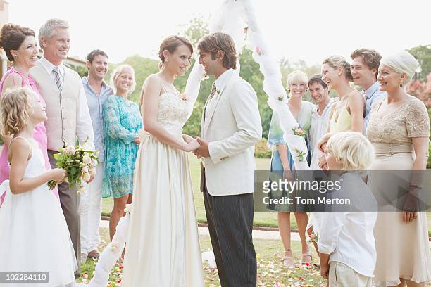 gäste vor braut und bräutigam - wedding ceremony stock-fotos und bilder