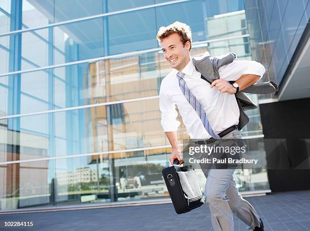 empresário a correr com pasta executiva - happy hour imagens e fotografias de stock