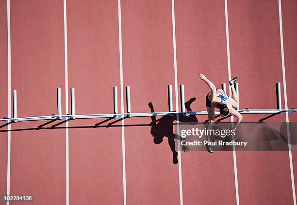 salto obstáculos on track runner - hurdling track event fotografías e imágenes de stock