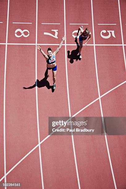 preisgekrönte läufer jubeln auf track - athletics australia stock-fotos und bilder