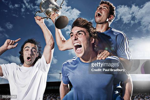 soccer players aclamando con trophy - premios el club de las 25 fotografías e imágenes de stock