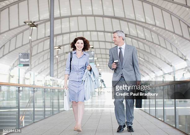 uomini d'affari a piedi insieme - sydney airport foto e immagini stock