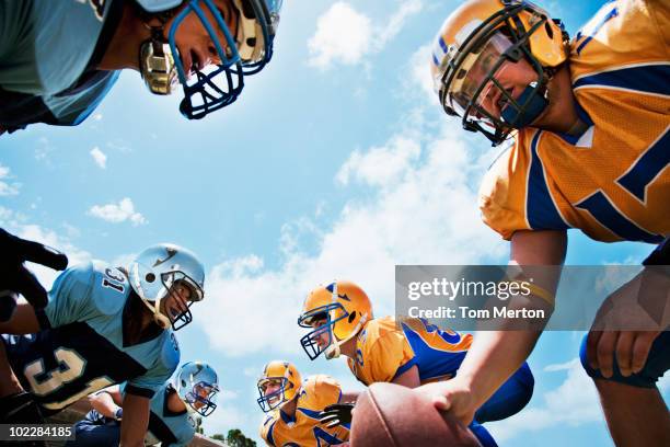 football players preparing to play football - american football lineman stockfoto's en -beelden