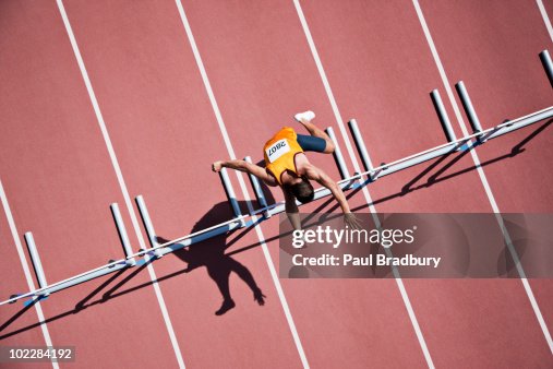 ランニングトラックハードルにジャンプ ランニングトラックハードルにジャンプ