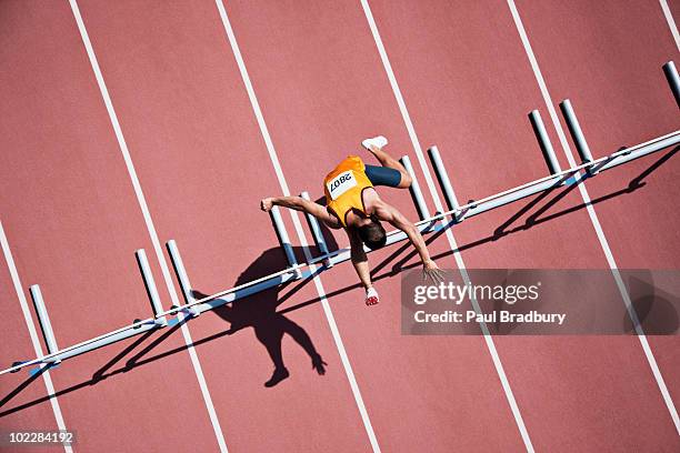 atleta salto na pista de obstáculos - partida desporto imagens e fotografias de stock