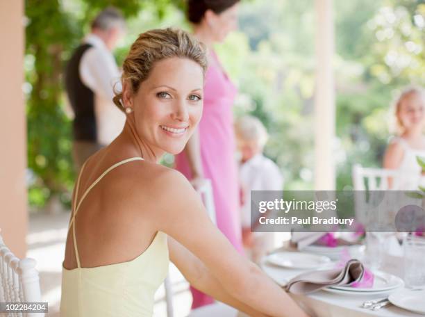 frau genießen einen hochzeitsempfang - wedding guest stock-fotos und bilder