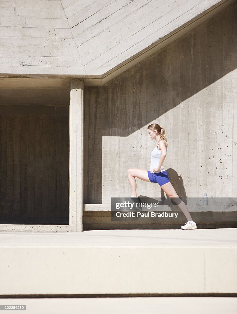 Frau Dehnung auf Beton Bank