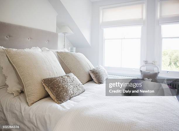 tranquil bedroom - bedding foto e immagini stock