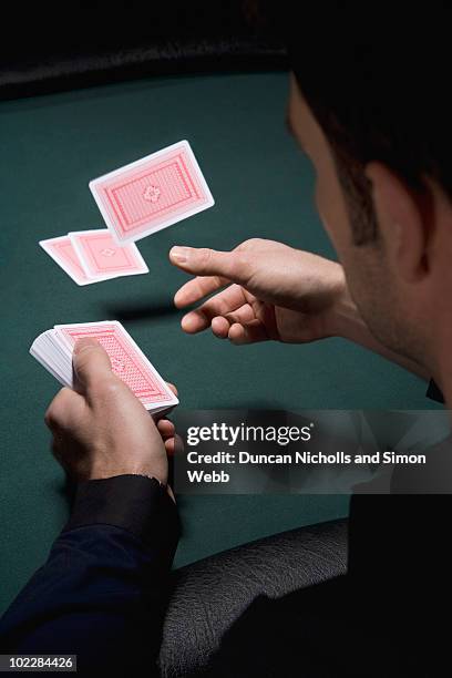 dealer dealing cards in casino - kaarten uitdelen stockfoto's en -beelden