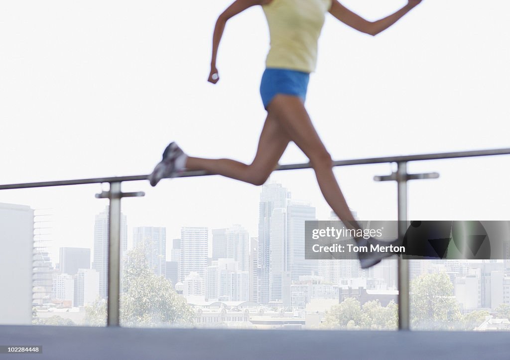 Mujer corriendo en entorno urbano