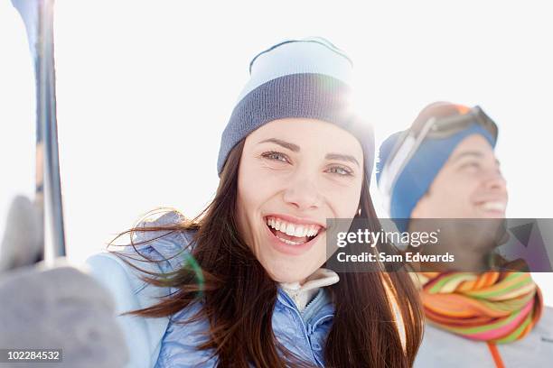 casal segurando esquis - ski closeup imagens e fotografias de stock