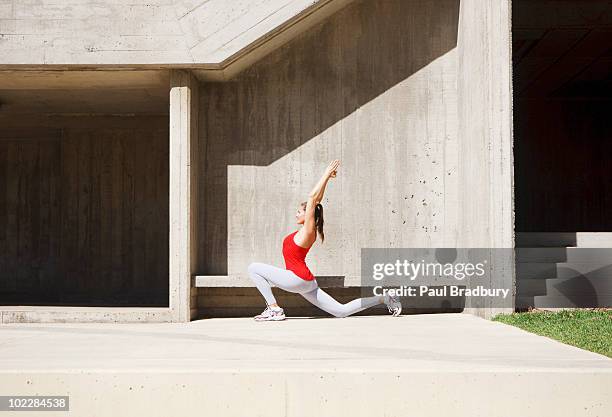 mulher, esticar junto ao banco de betão - lunge imagens e fotografias de stock