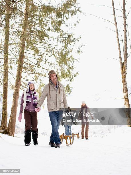 família puxando trenós através de neve - family walking sam edwards - fotografias e filmes do acervo