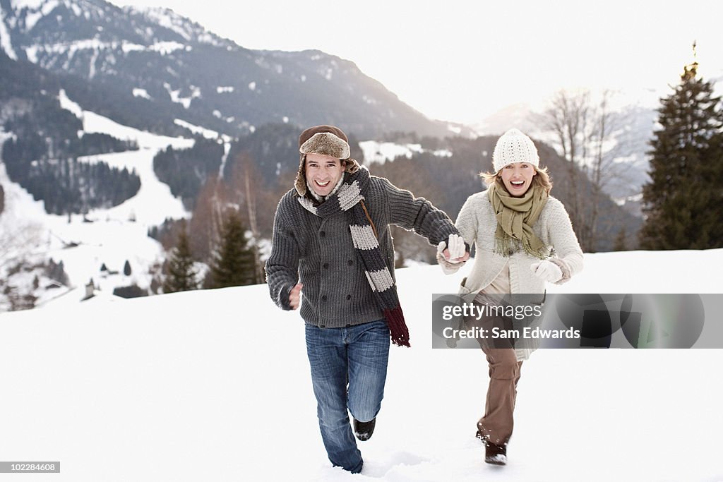 Paar Laufen im Freien im Schnee
