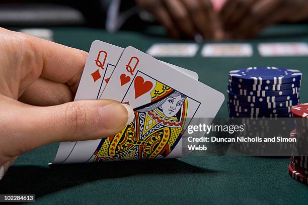 close up of pair of queens in casino - carta de la reina fotografías e imágenes de stock