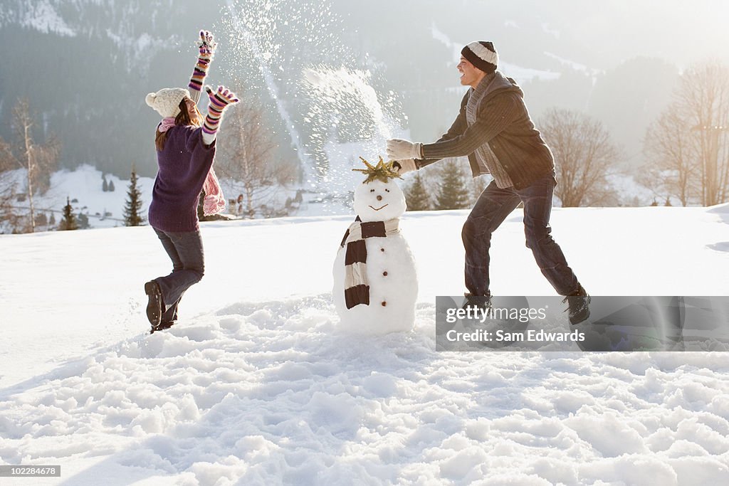 Couple faisant Bonhomme de neige