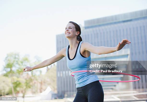 mulher retorcer basquetebol de hula - jogar ao arco imagens e fotografias de stock