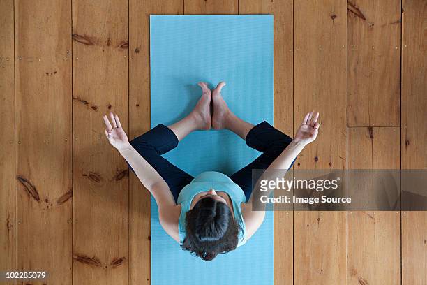 pregnant woman doing yoga - prenatal yoga stock pictures, royalty-free photos & images