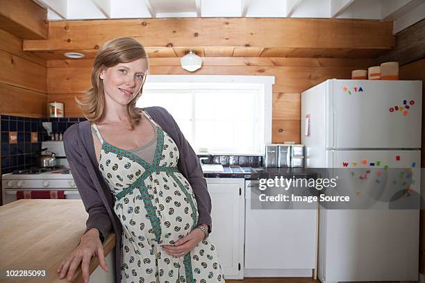 femme enceinte heureuse, dans la cuisine - warwick état de new york photos et images de collection