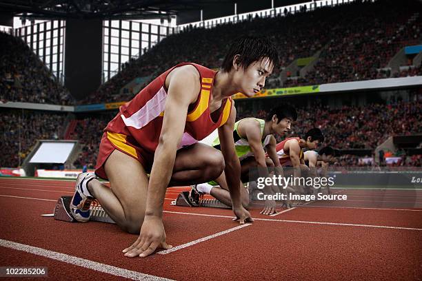 corredores na linha de partida no estádio - evento de atletismo - fotografias e filmes do acervo