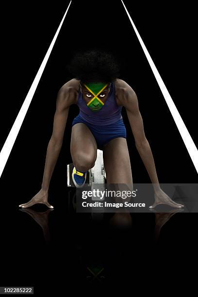 sportler mit jamaikanische flagge gesicht farbe - jamaica flag stock-fotos und bilder