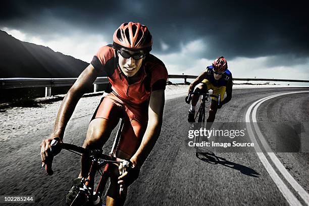 racing radfahrer auf der straße - triathlet stock-fotos und bilder