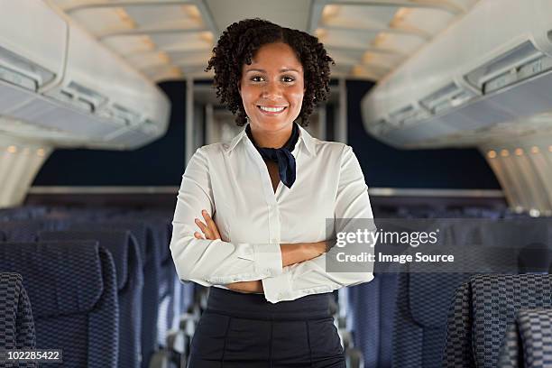 stewardess en avión - tripulación fotografías e imágenes de stock