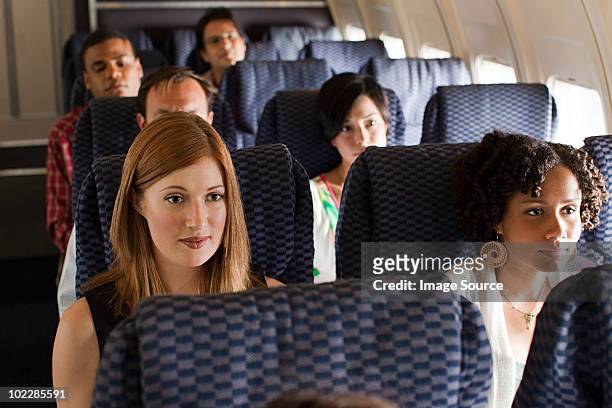 passagiere auf ein flugzeug - airplane passenger stock-fotos und bilder