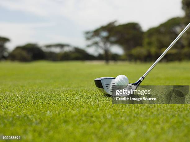 golf ball on golf course, close up - club de golf photos et images de collection