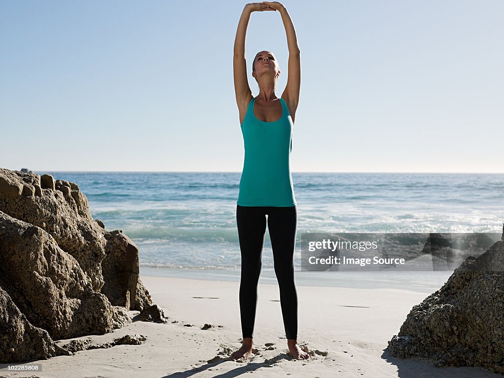 Junge Frau tun yoga am Strand