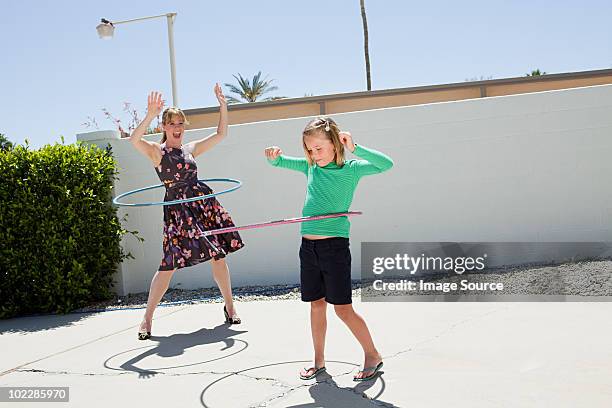 mother and daughter with hoola hoops - 1950s california stockfoto's en -beelden