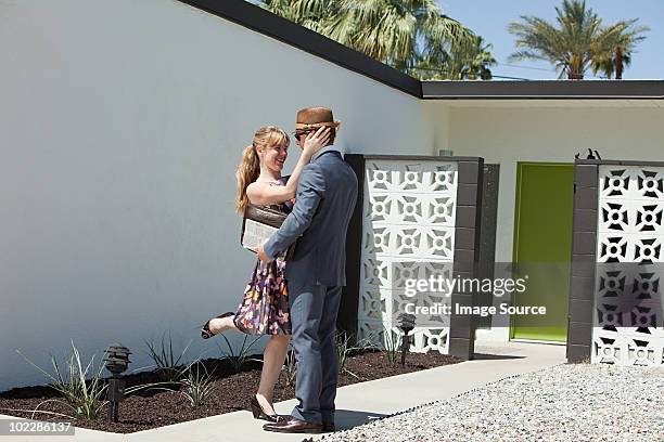 retro couple outside home - 1950s housewife stockfoto's en -beelden