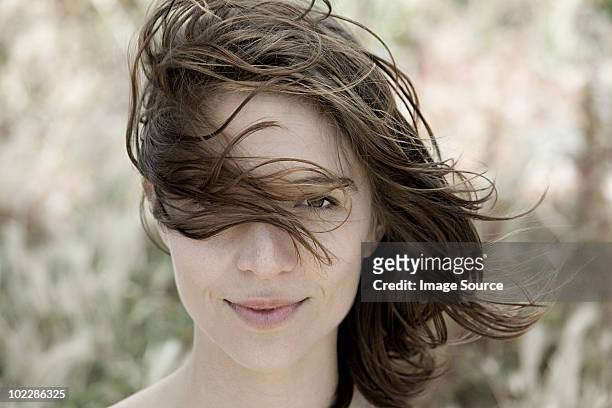 jovem brunette mulher isolado, retrato ao ar livre - hair brunette imagens e fotografias de stock