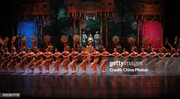 Li Lin Ballet Liaoning Ballet Troupe Photos and Premium High Res Pictures - Getty Images