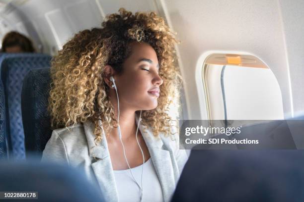 junge frau, die während des fluges ein nickerchen - airplane passenger stock-fotos und bilder