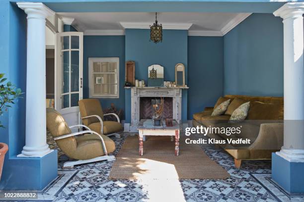 interior shot of beautiful covered terrace bohemian style - salon bleu photos et images de collection
