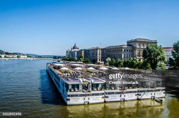 viking cruceros atracados a lo largo del río danubio en budapest, hungría. - danube river fotografías e imágenes de stock